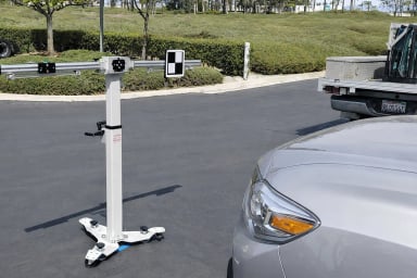 Automated measurement device next to a vehicle